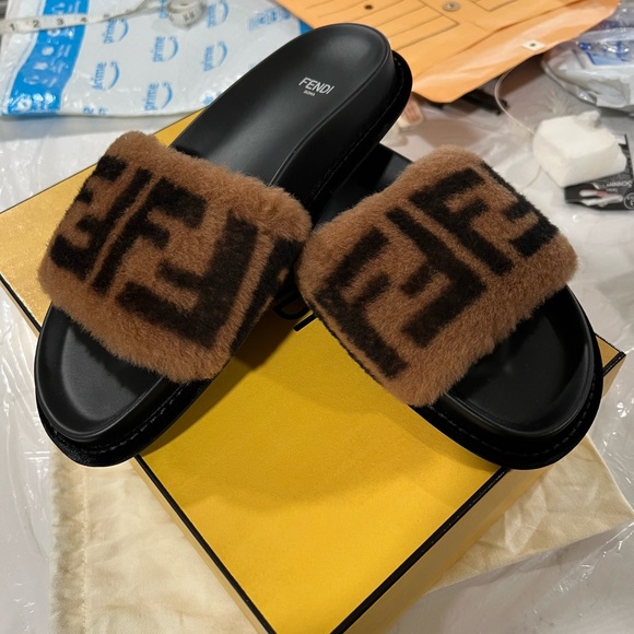 FENDI Shearling Slides/Sandals SIZE 38 EU - Picture 6 of 16